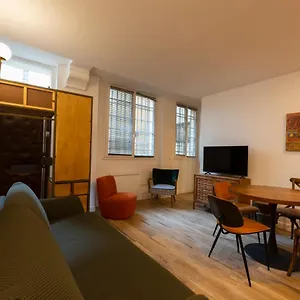 Au Pied De La Tour Apartment