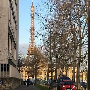  Appartement Pour Deux Face A La Tour Eiffel